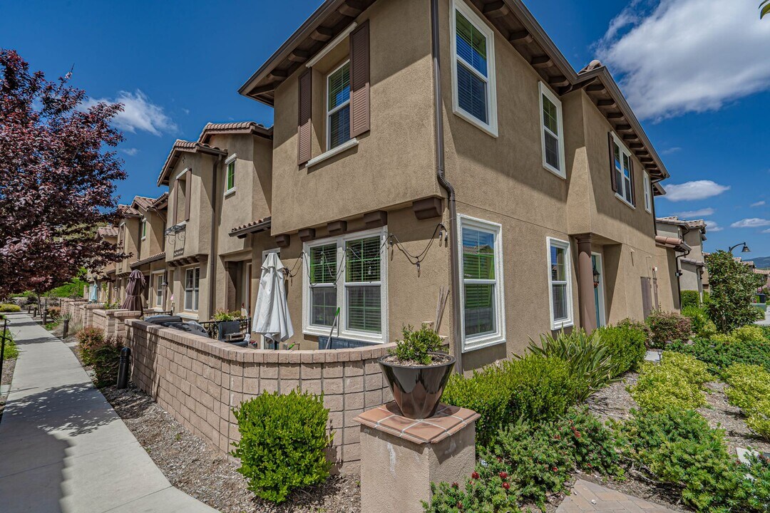 28639 Jardineras Dr in Santa Clarita, CA - Building Photo