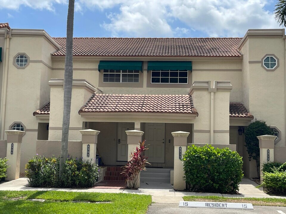 6508 Via Regina in Boca Raton, FL - Building Photo