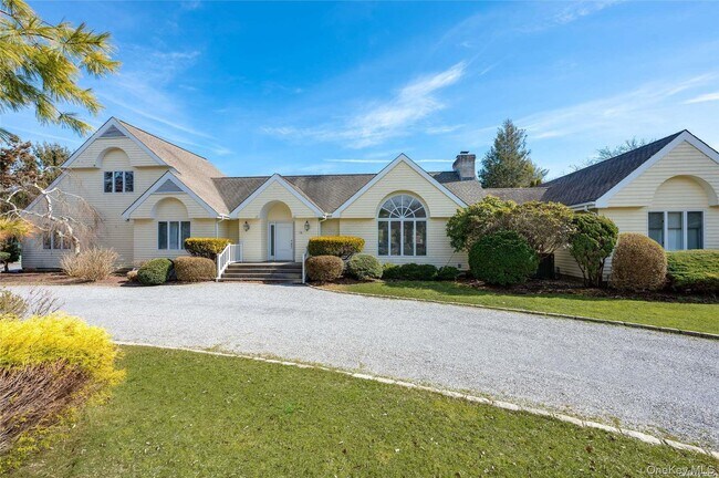 16 Laila Ln in West Hampton Dunes, NY - Building Photo - Building Photo