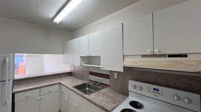 3675 W 11th Ave in Hialeah, FL - Foto de edificio - Building Photo