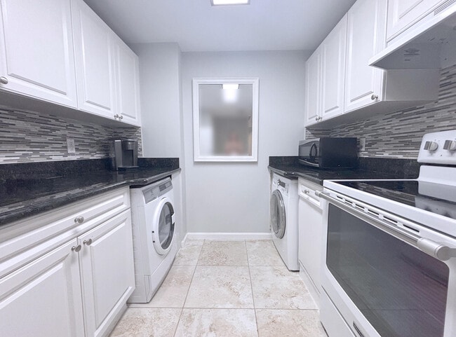 2080 Greenview Shores Blvd in Wellington, FL - Building Photo - Building Photo