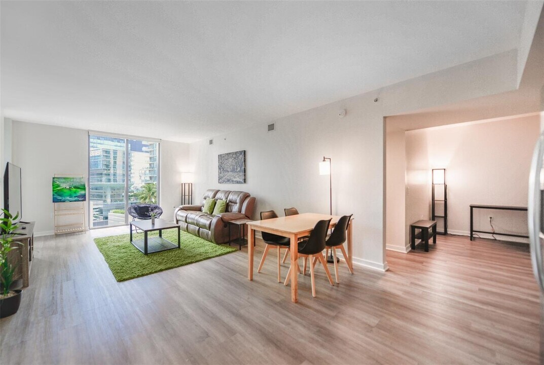 31 SE 6th St, Unit 1807 in Miami, FL - Building Photo