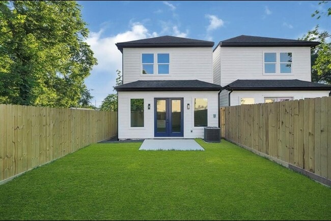 7825 Colonial Ln in Houston, TX - Building Photo - Building Photo