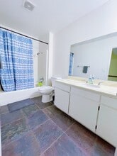 18526 Mayall St, Unit i in Northridge, CA - Foto de edificio - Building Photo