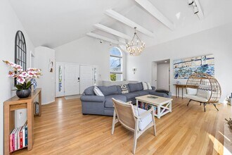 12 Douglas Ct in Hampton Bays, NY - Building Photo - Building Photo