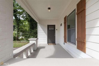 2271 Newnan St in Atlanta, GA - Foto de edificio - Building Photo