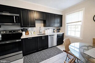 6046 Bonnie Bern Ct in Burke, VA - Building Photo