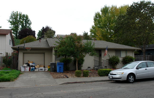 2232 Mesquite Dr in Santa Rosa, CA - Building Photo - Building Photo