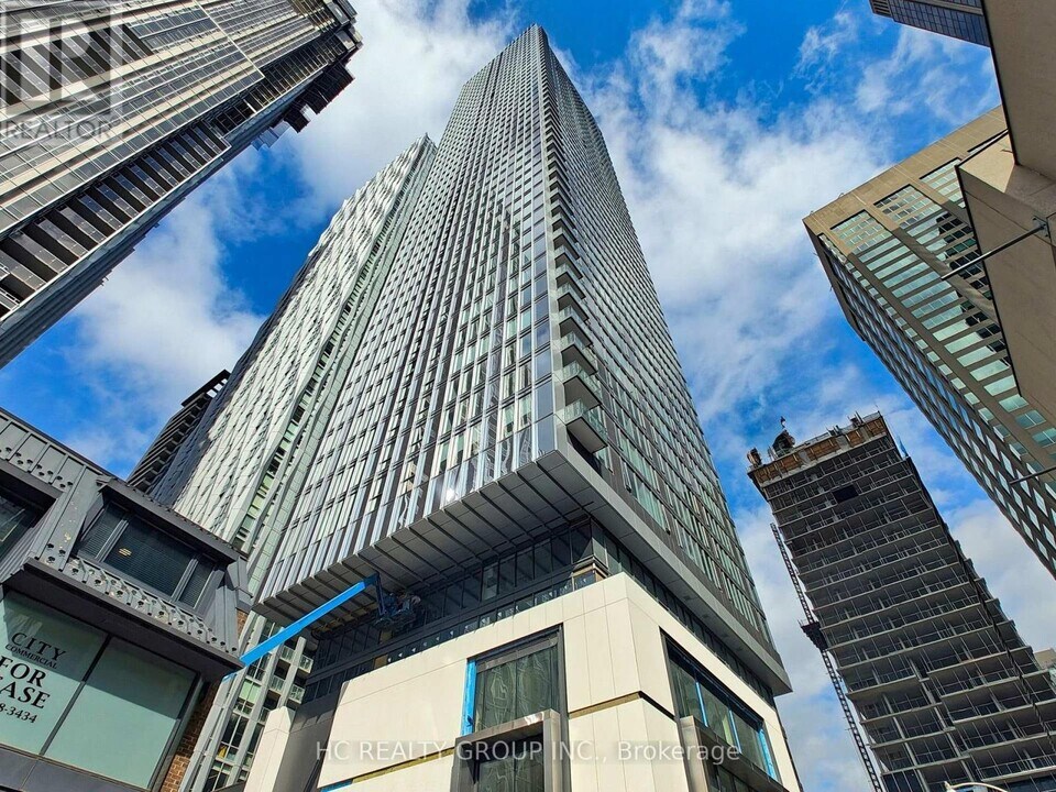 8 Cumberland St in Toronto, ON - Building Photo