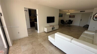 210 174th St in Sunny Isles Beach, FL - Foto de edificio - Building Photo