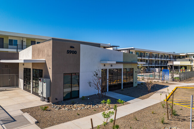 Streamliner Aldea in Glendale, AZ - Foto de edificio - Building Photo