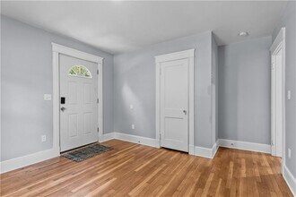 94 E Main Rd in Middletown, RI - Building Photo - Building Photo