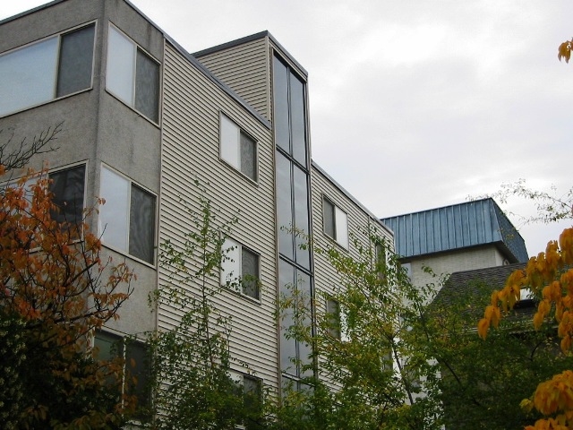 Tiki Apartments in Seattle, WA - Building Photo