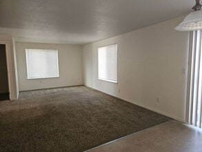 330 SE Carmen Way in Madras, OR - Building Photo - Building Photo