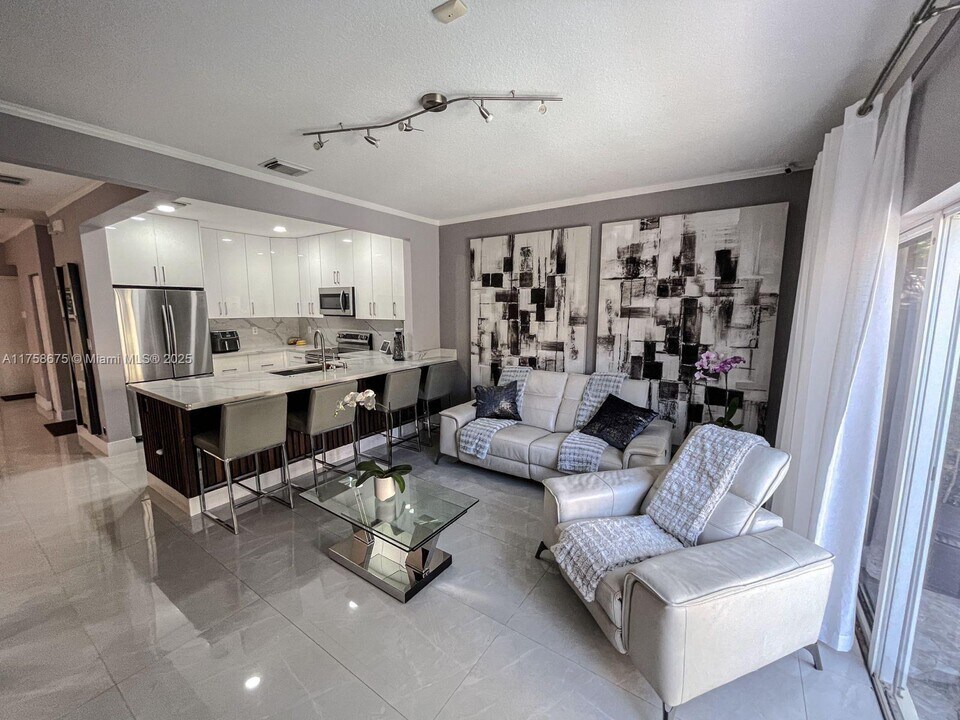 13235 SW 143rd Terrace in Miami, FL - Foto de edificio