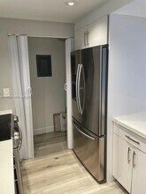 240 Lakeview Dr in Weston, FL - Building Photo - Building Photo