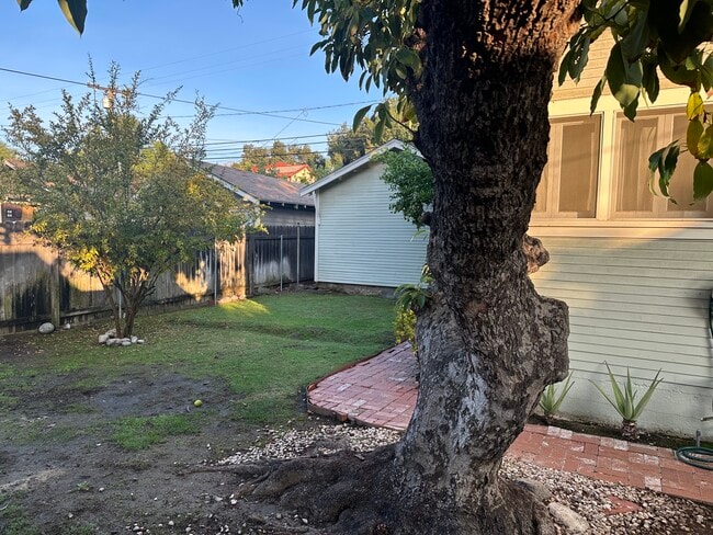 325 E Colorado Blvd in Monrovia, CA - Building Photo - Building Photo