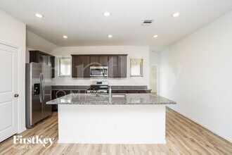 7518 Oakmont Ave in Mont Belvieu, TX - Foto de edificio - Building Photo