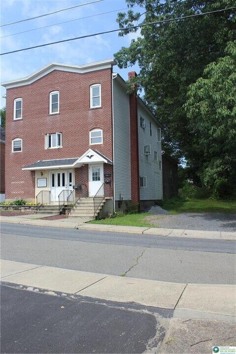 116 Chestnut St in Roseto, PA - Building Photo