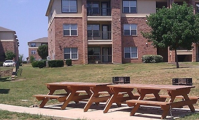 Timber Oaks in Grand Prairie, TX - Foto de edificio - Building Photo