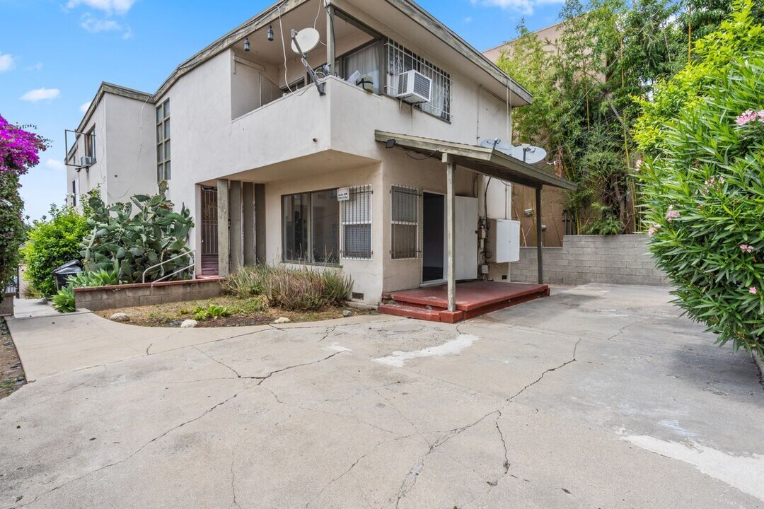 1142 Serrano Ave in Los Angeles, CA - Building Photo