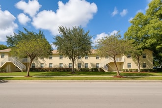Lakeview Apartments - 5911 SW 41 St in Davie, FL - Building Photo - Building Photo