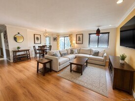 10 Sycamore Dr in Middletown, NY - Building Photo