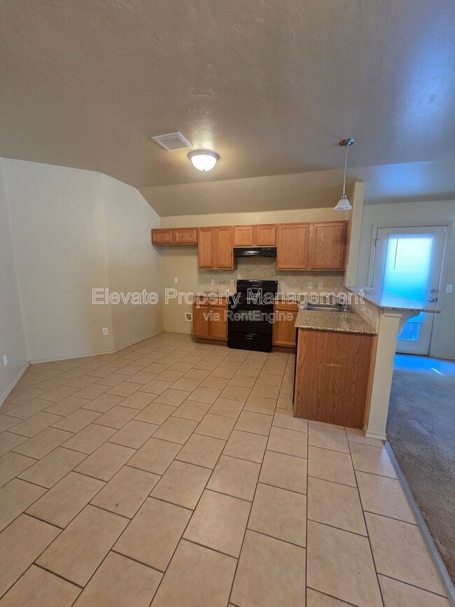 924 West Prairie Wind Way in Mustang, OK - Building Photo - Building Photo