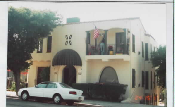 977-979 Hyperion Ave in Los Angeles, CA - Building Photo - Building Photo