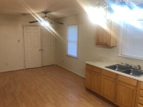 1910 N John Ct in Goldsboro, NC - Foto de edificio - Building Photo