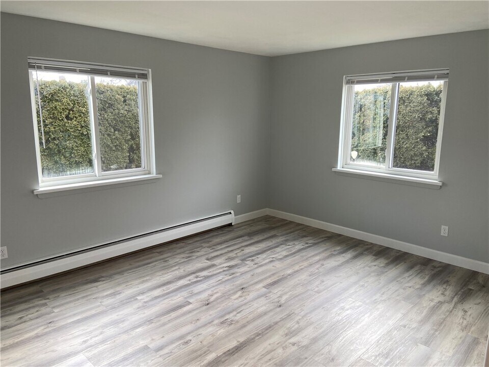11 Winston Dr in Greece, NY - Building Photo