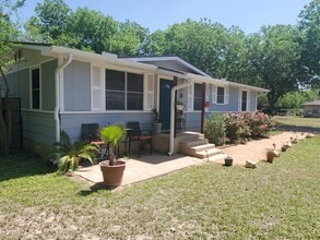 1003 Bugg Ln in San Marcos, TX - Building Photo - Building Photo