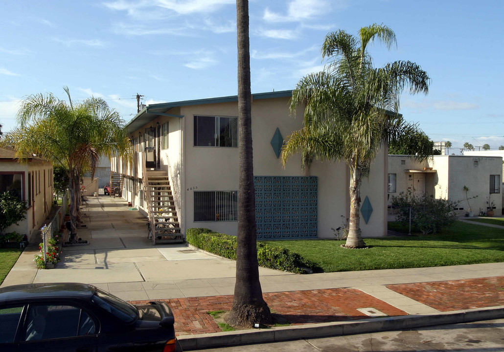 4835 Saratoga Ave in San Diego, CA - Foto de edificio