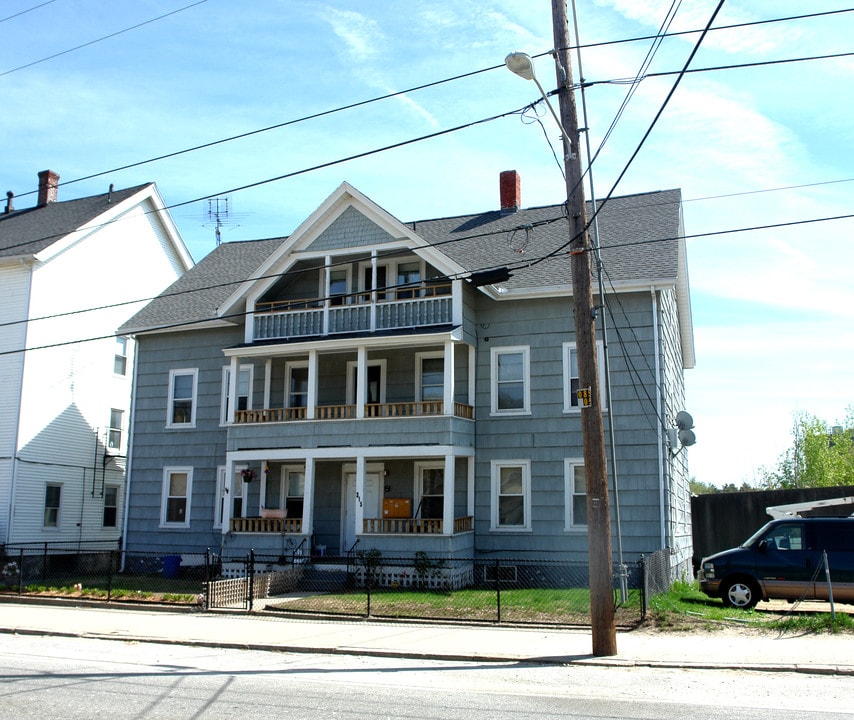 315 E School St in Woonsocket, RI - Foto de edificio