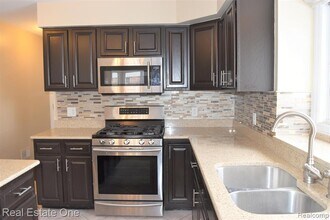 5841 Ruby Dr in Troy, MI - Building Photo - Building Photo