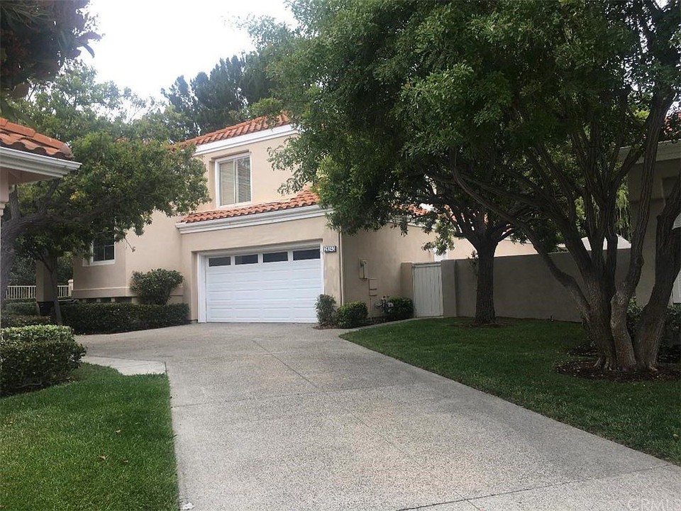 21243 Trivoli in Mission Viejo, CA - Foto de edificio