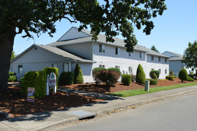 Oakview Apartments in Junction City, OR - Foto de edificio - Building Photo