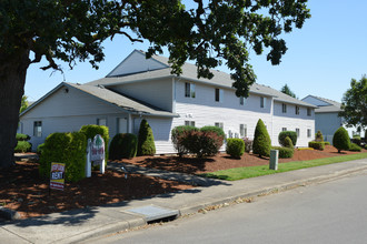 Oakview Apartments in Junction City, OR - Building Photo - Building Photo