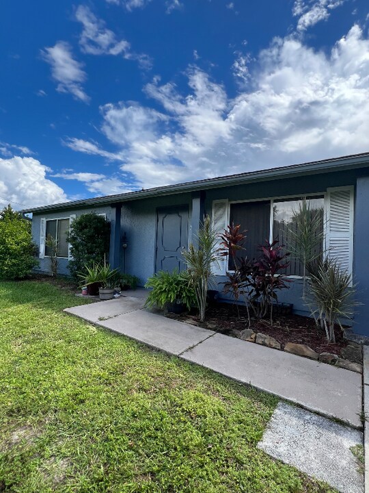 18555 Fort Smith Cir in Port Charlotte, FL - Building Photo