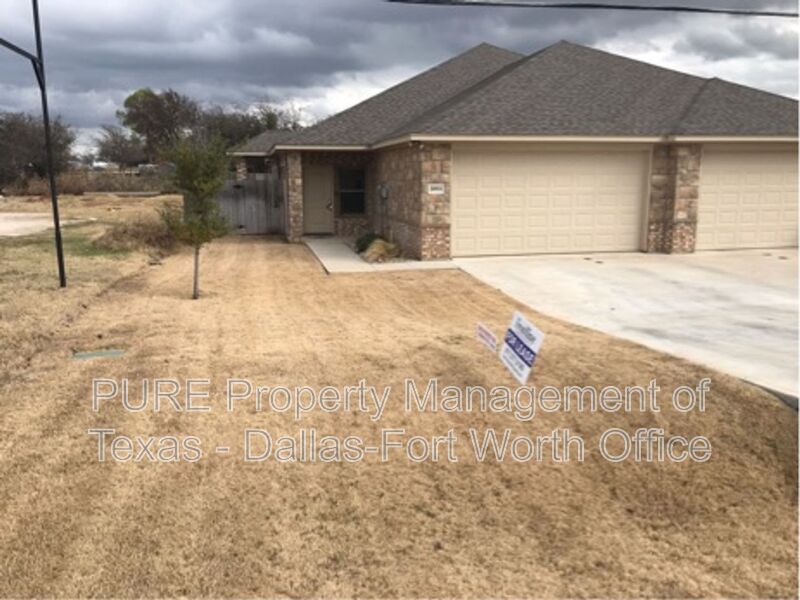 3001 Enchanted Rd in Granbury, TX - Building Photo