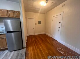 126 Warren St in Boston, MA - Building Photo