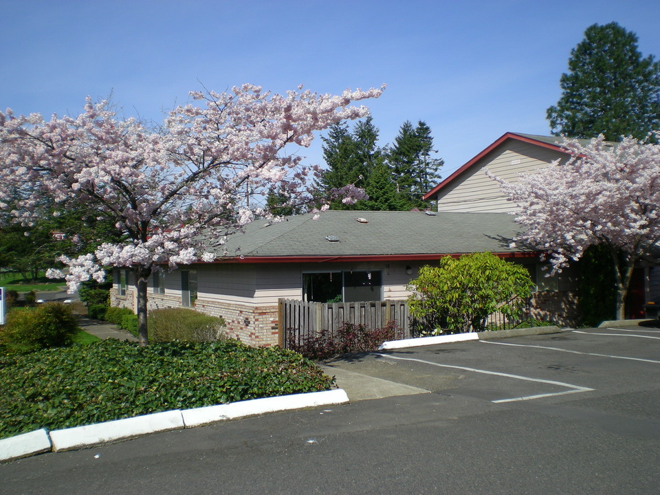 Village Manor Apartments in Portland, OR - Building Photo