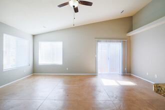 Redbud Twin Homes in Valley Center, KS - Foto de edificio - Interior Photo