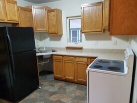 5725 W 8th St in Duluth, MN - Building Photo