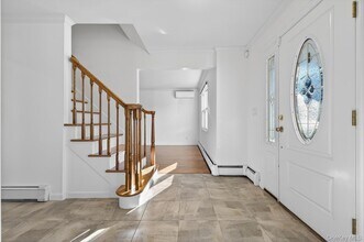 8 Blueberry Ln in Oyster Bay, NY - Foto de edificio - Building Photo