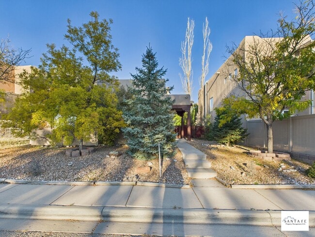 4049 Los Milagros Ave in Santa Fe, NM - Foto de edificio - Building Photo