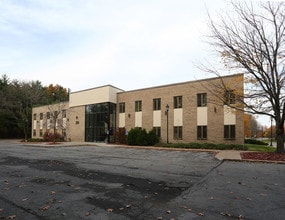 300 in Clifton Park, NY - Foto de edificio - Building Photo