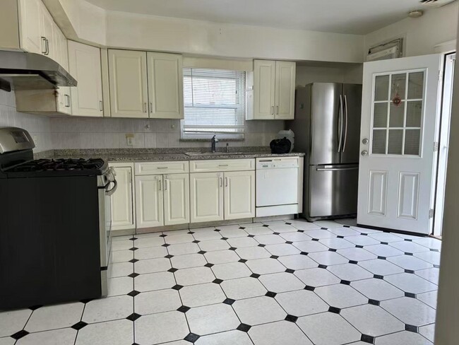 28-26 160th St in Queens, NY - Building Photo - Building Photo