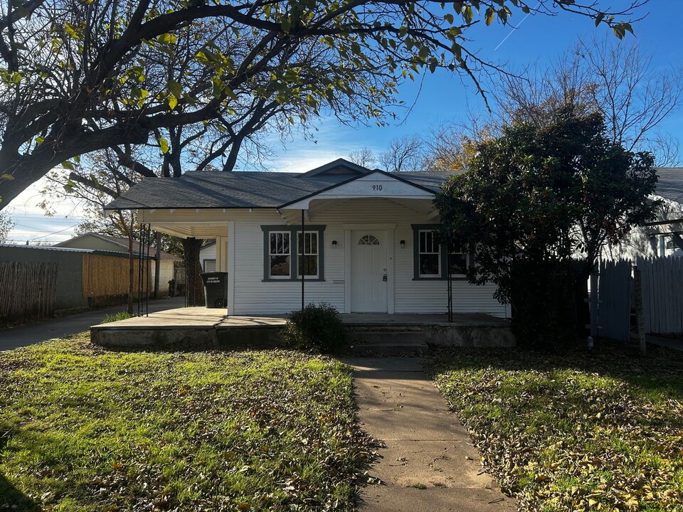 910 Peach St in Abilene, TX - Building Photo