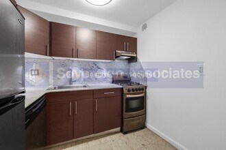 425 E 80th St in New York, NY - Building Photo - Building Photo